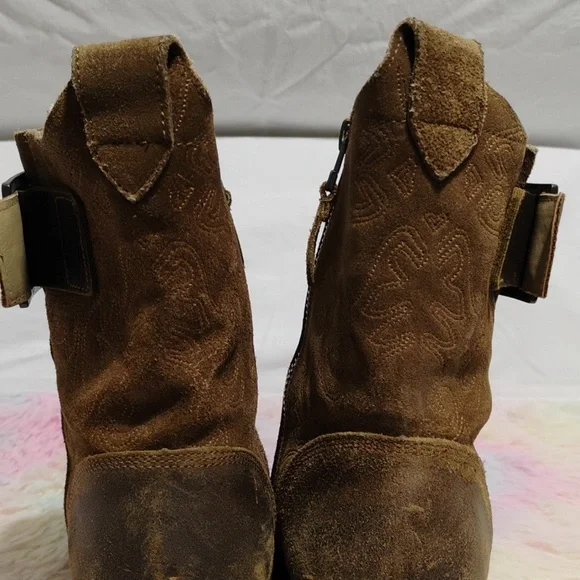 Olukai Kalulani Boot Seal Brown Mustang Distressed Boots Sz.7 Gently Worn - Picture 9 of 16